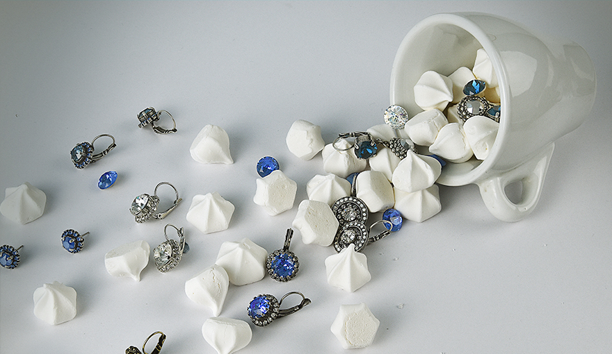 Sapphire & metallic trendy earring collection