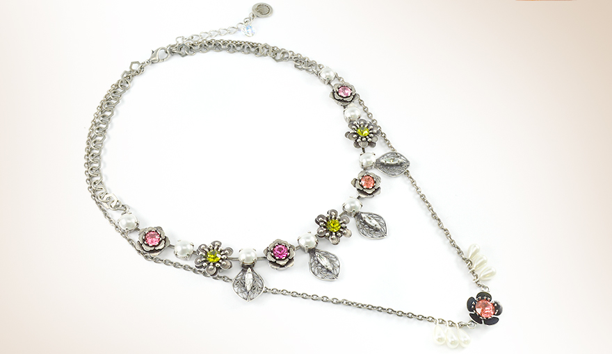 Metal flowers and pearls necklace