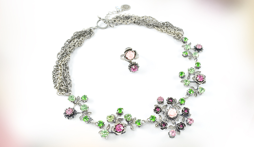Flowers and leafs necklace