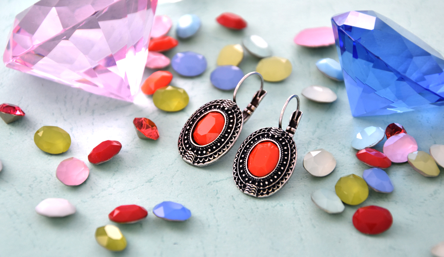 Decorated oval stone settings for creating an ethnic style jewelry