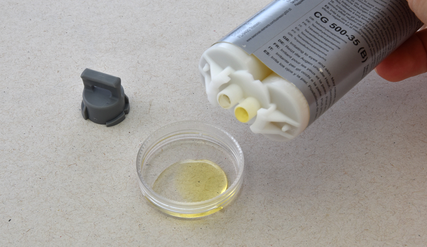 A simple way to mix the Swarovski glue