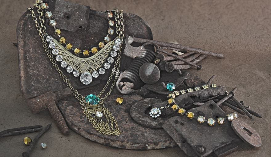 Dark gold Ethnic jewelry set with emerald crystals