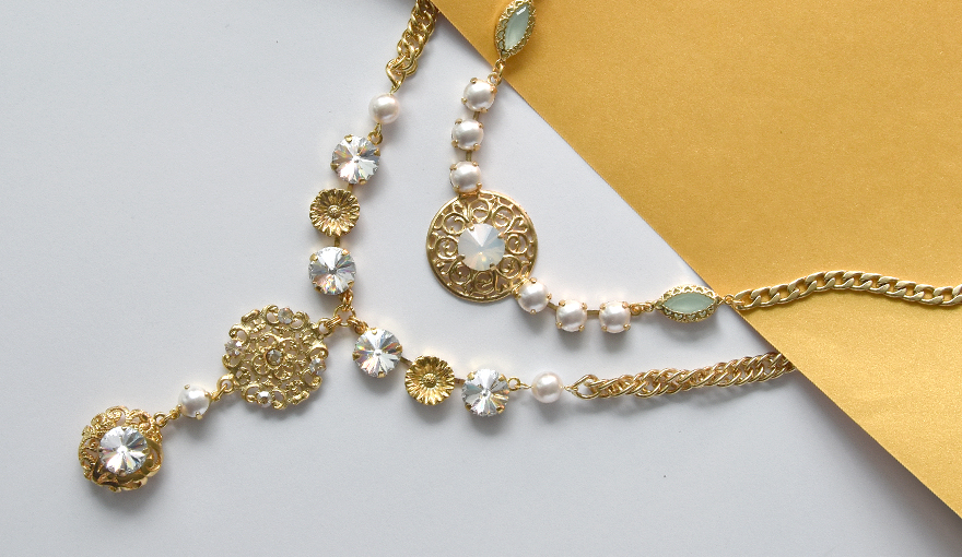 The vintage beauty of Gold & Pearls look